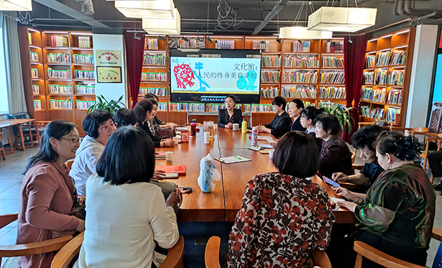 文化惠民 “藝”彩紛呈近日，在路北區(qū)文化館服務宣傳周期間，開展“此刻是金”分館公益課堂活動。