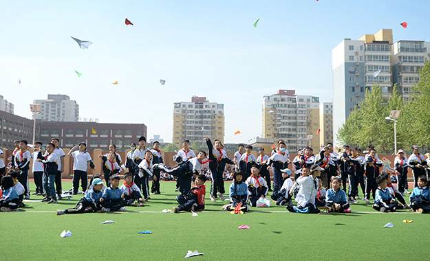 校園科技節(jié)放飛智慧夢想近日，唐山市路北區(qū)七十號小學第七屆校園科技節(jié)開幕，旨在進一步推動學校科技教育活動的開展，打響科技特色教育品牌，營造出濃郁的科學探究氣氛。