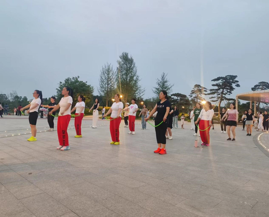 曲陽(yáng)縣潮悅濱湖公園群眾健身場(chǎng)景。曲陽(yáng)縣委宣傳部供圖