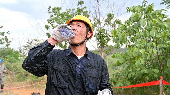 國(guó)網(wǎng)贊皇縣供電公司帶電作業(yè)組工作人員作業(yè)完成后汗水已浸透里層衣服。袁大路攝