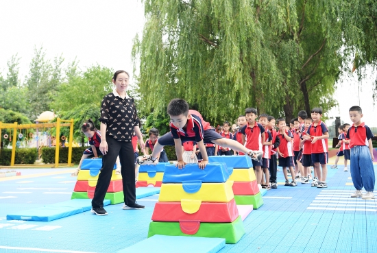 定州市號頭莊鄉(xiāng)中心幼兒園的孩子們在老師的指導下進行戶外活動。白永民攝