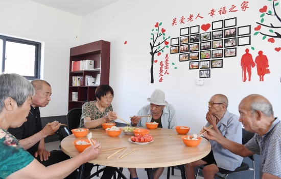 定州市號頭莊鄉(xiāng)中心幼兒園的孩子們在老師的指導下進行戶外活動。白永民攝