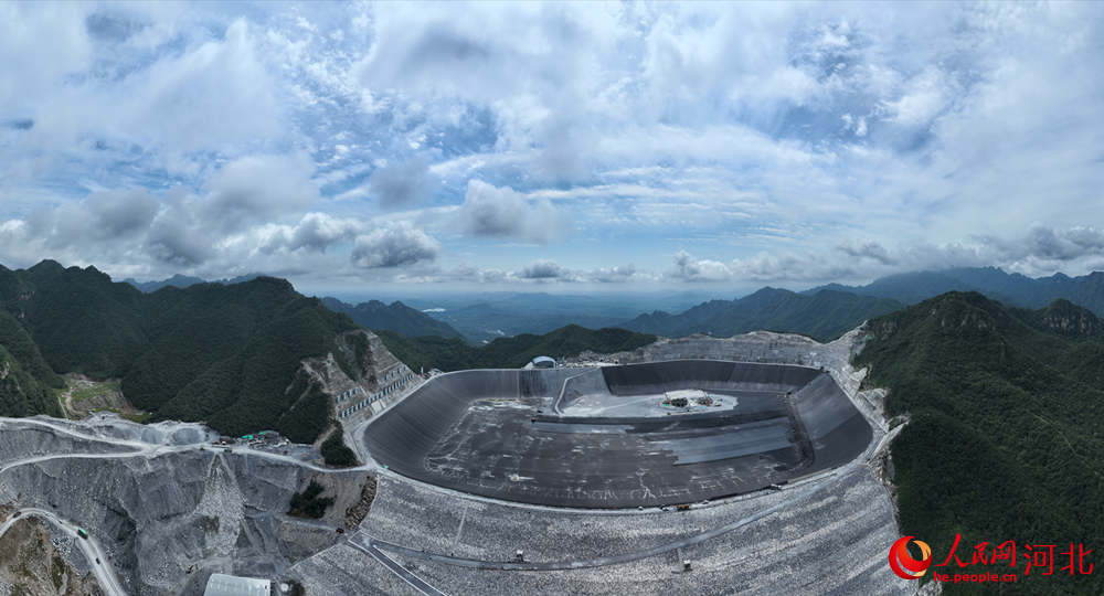 俯瞰河北易縣抽水蓄能電站項目水庫建設(shè)現(xiàn)場。人民網(wǎng)記者 林福盛攝