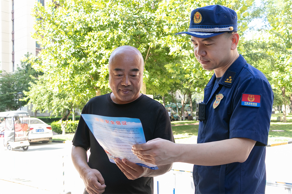 高碑店市消防救援大隊(duì)工作人員向居民宣傳消防安全知識(shí)。祖嘉誠(chéng)攝