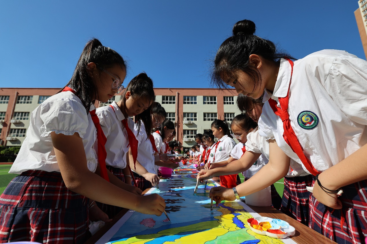 在河北省任丘市第六實(shí)驗(yàn)小學(xué)，學(xué)生們共繪愛(ài)國(guó)主題畫(huà)卷。黃杉杉攝