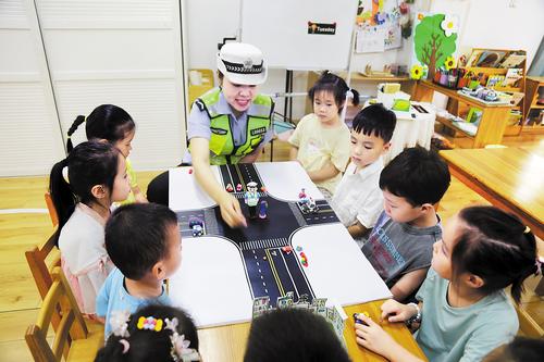 近日，廊坊交警走進(jìn)幼兒園，給小朋友講解交通安全知識(shí)。