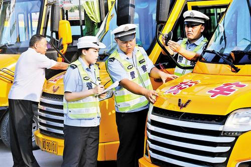 8月29日，邯鄲市交巡警支隊(duì)永年大隊(duì)民警組織開展校車安全專項(xiàng)檢查。