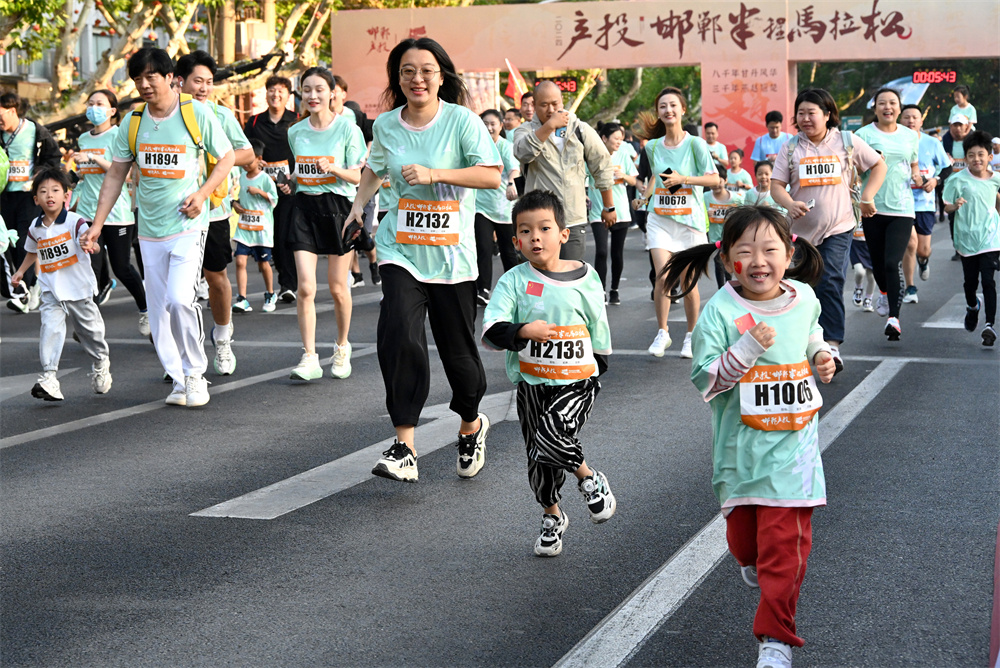 9月16日，小朋友跟著家人從起點(diǎn)出發(fā)。郝群英攝